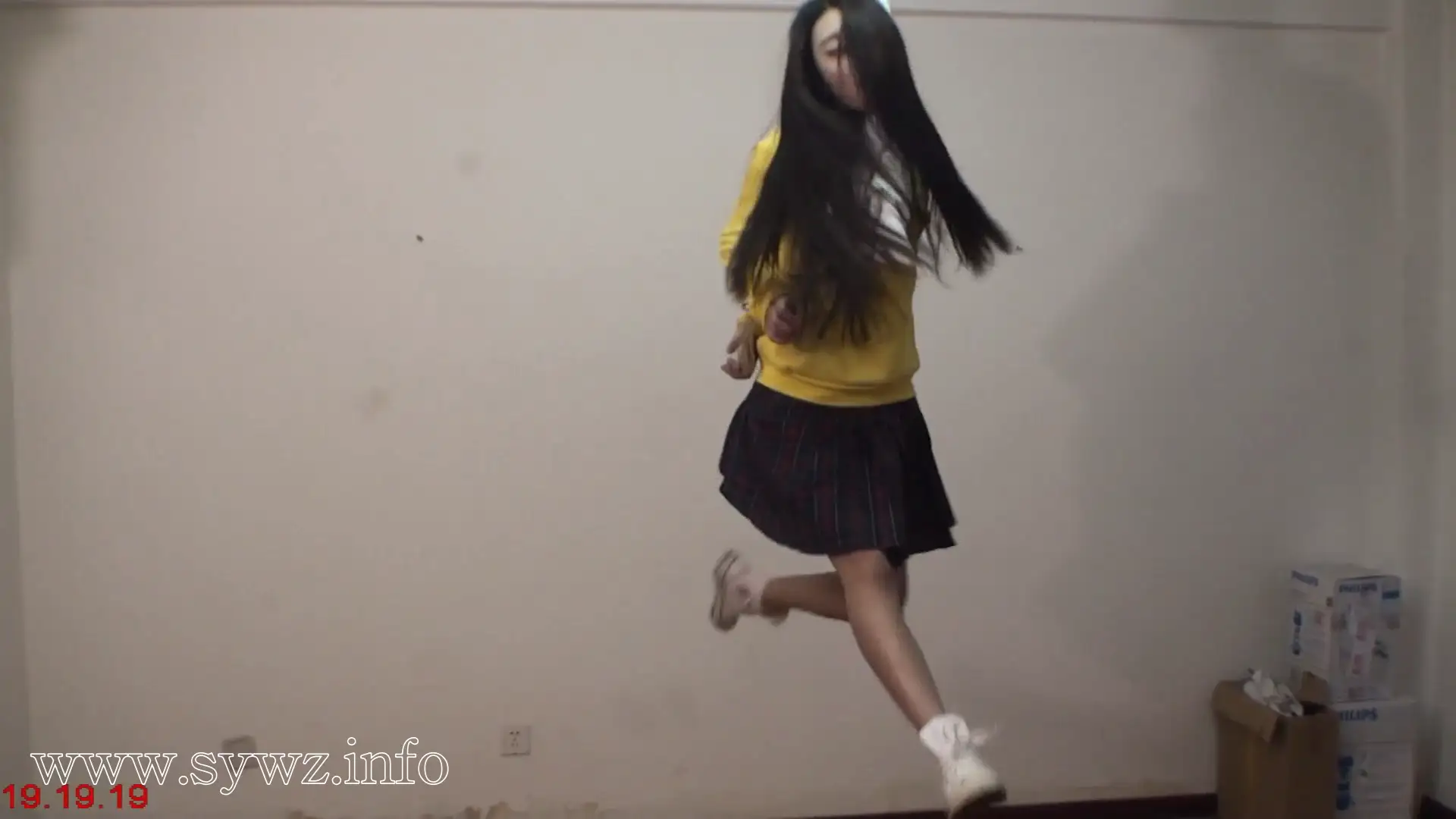 [老梦视觉]黄卫衣女孩设局，一场暗藏玄机的悬挂绳艺挑战，谁能解开其中的致命张力？