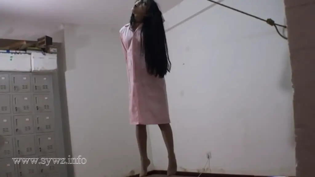 [老梦视觉]选错服装的代价：当粉色连体裙遇上绳艺，一场意外的束缚美学如何颠覆常规