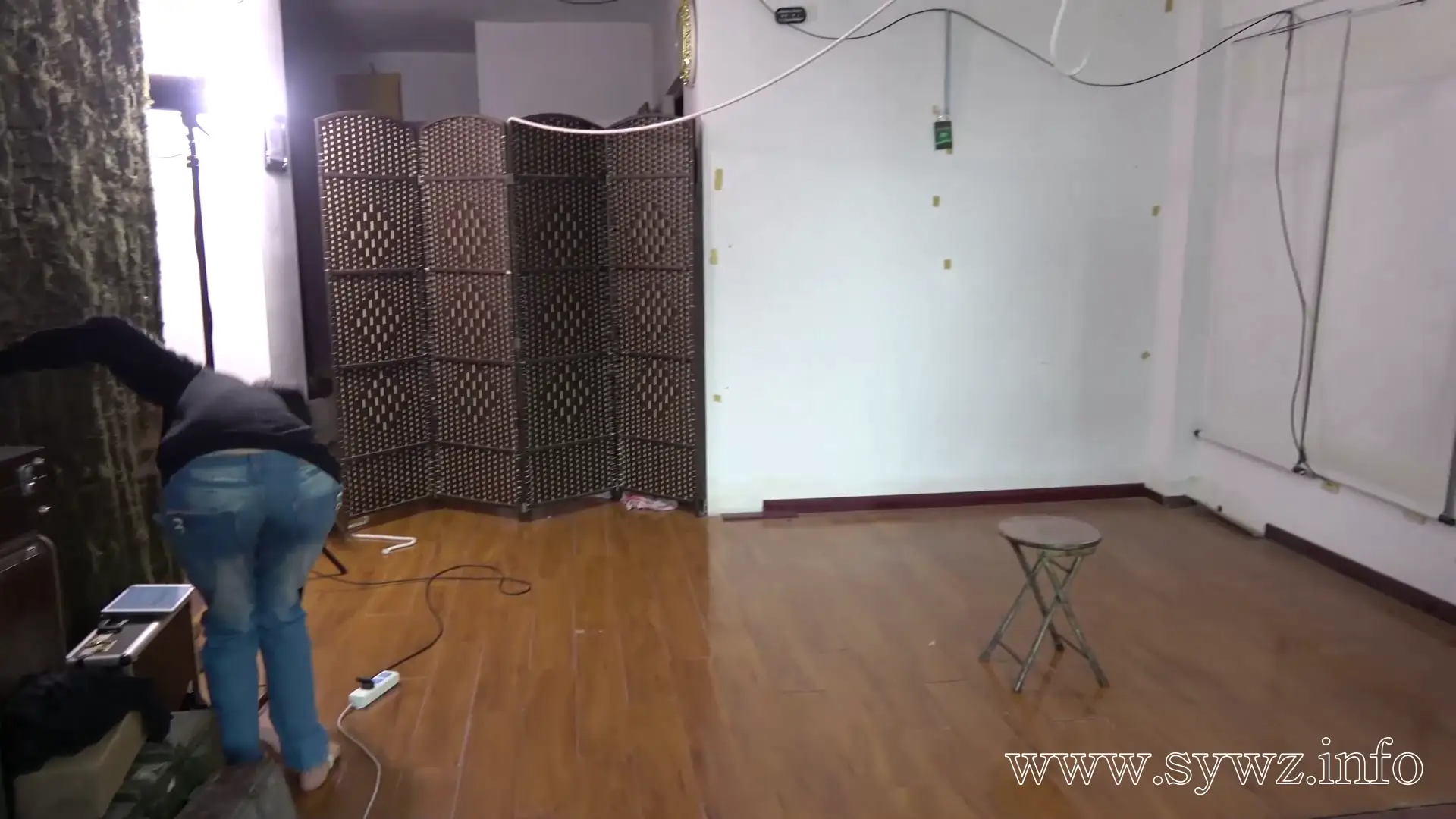 [老梦视觉]指尖悬在绳结上的刹那，她在怕什么？一场绳艺邀约引发的隐秘抉择