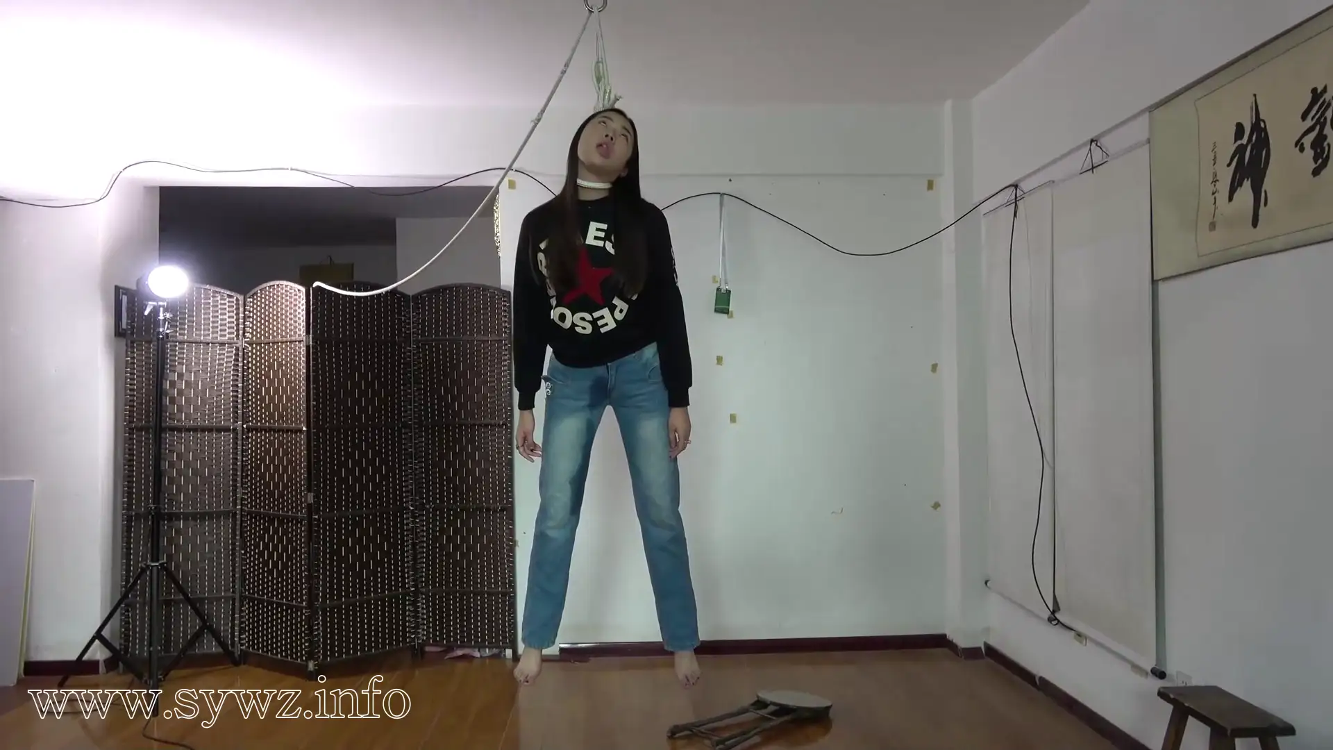 [老梦视觉]指尖悬在绳结上的三秒，她在怕什么？一场关于信任与释放的绳艺对话