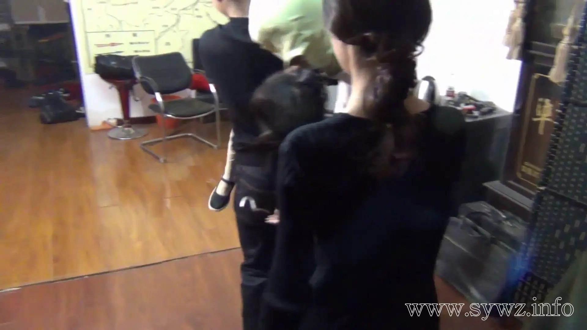 [老梦视觉]密室暗线：服务员脖颈红绳勒紧的窒息危机，一场暗藏绳艺玄机的特殊游戏
