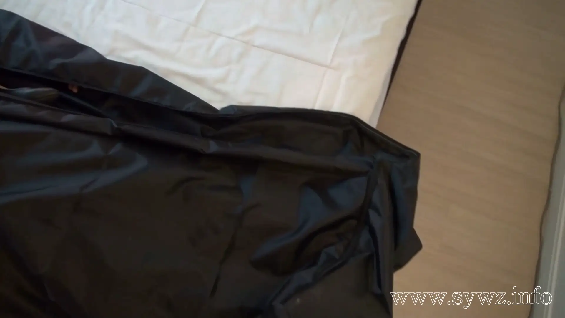 [老梦视觉]空姐美腿缠满素绳，停尸房内竟藏着这场隐秘的紧缚艺术