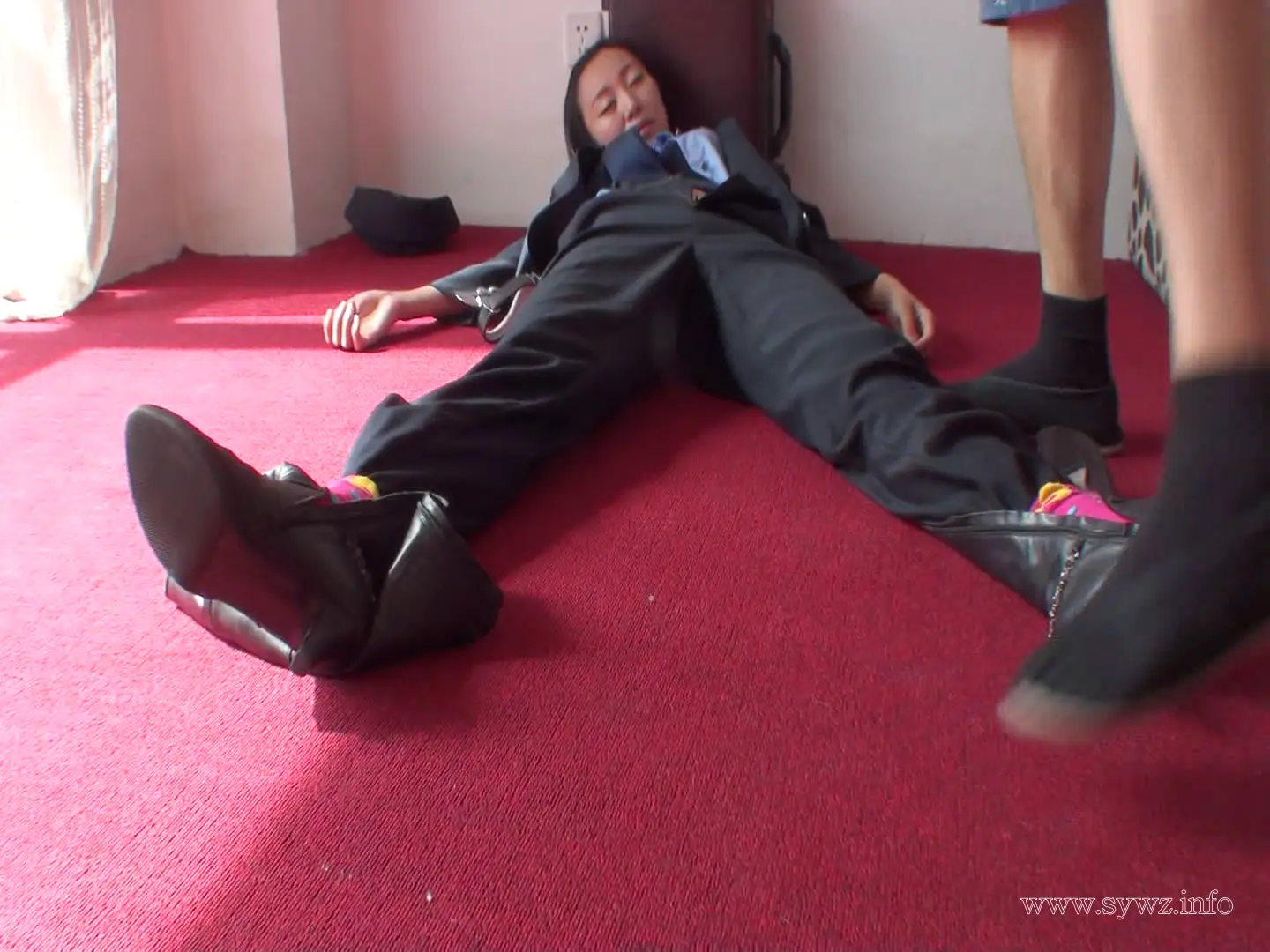 [老梦视觉]女警执法现场突现意外，警靴轻脱露出暗藏的绳艺束缚玄机