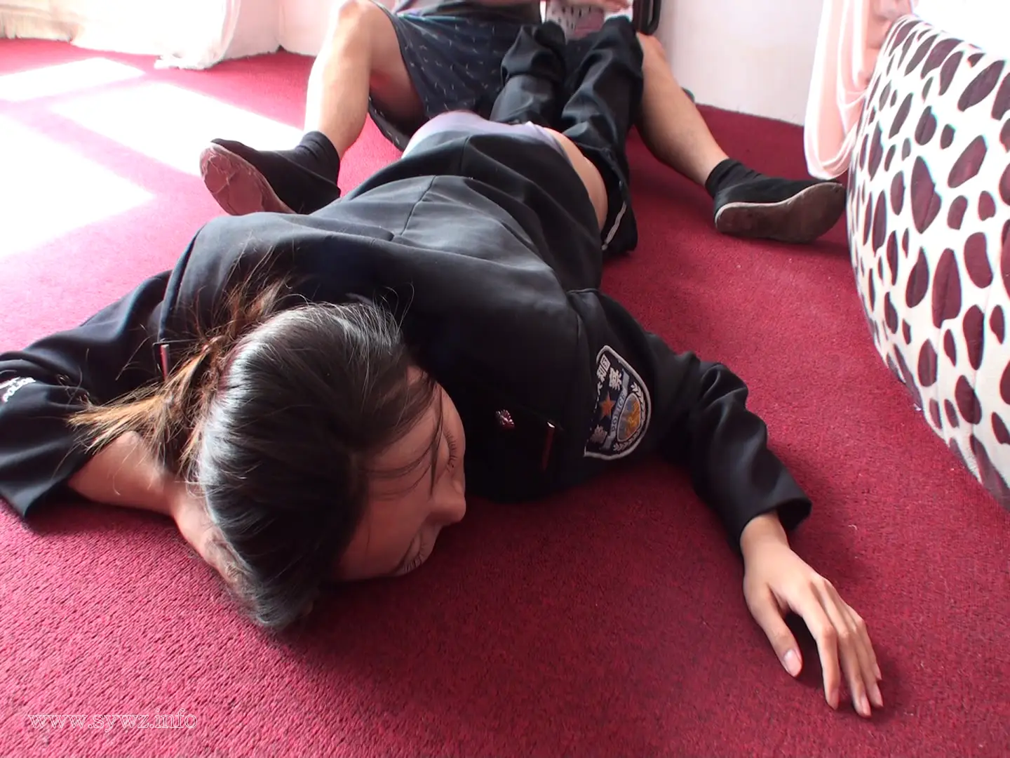 [老梦视觉]女警执法现场突现意外，警靴轻脱露出暗藏的绳艺束缚玄机