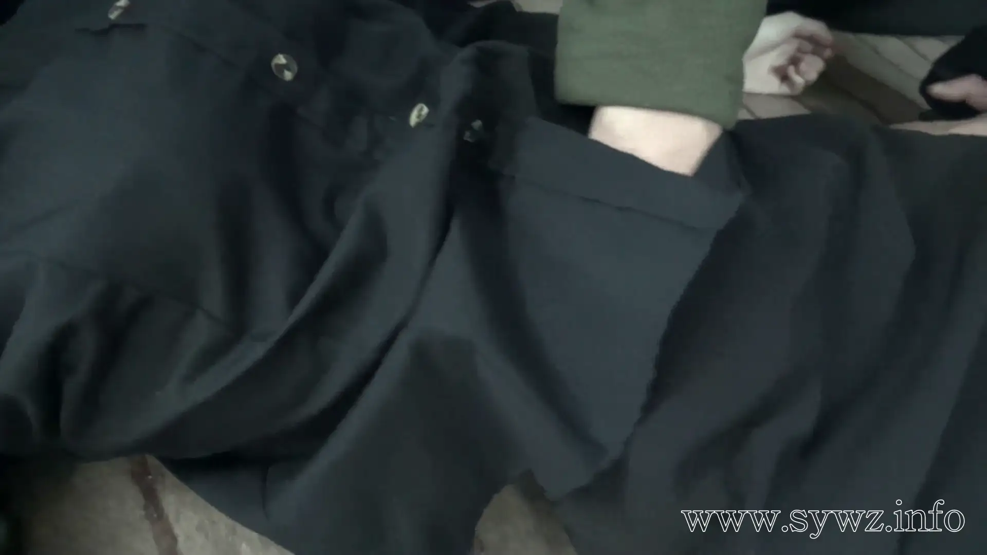 [老梦视觉]粗粝指节下的娇柔绽放，绳艺师凌厉手法如何将素白裙裾织成情欲的网