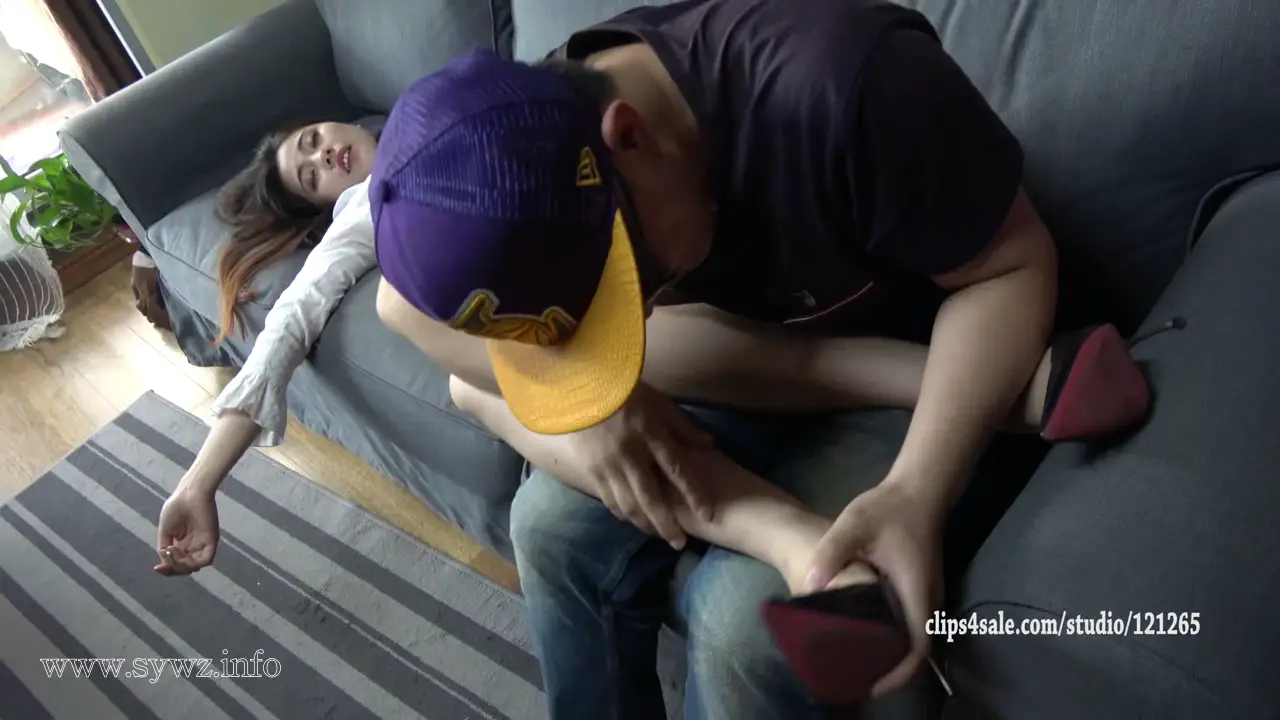 [老梦视觉]女老总高跟鞋下的隐秘游戏，黑色丝袜美腿与绳艺交织的禁忌之约