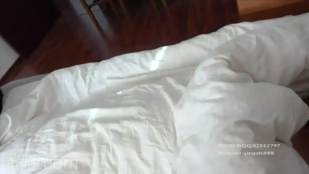 [老梦视觉]独居女孩的深夜秘密：当素白手腕缠上红绳，一场与绳艺的初遇悄然展开