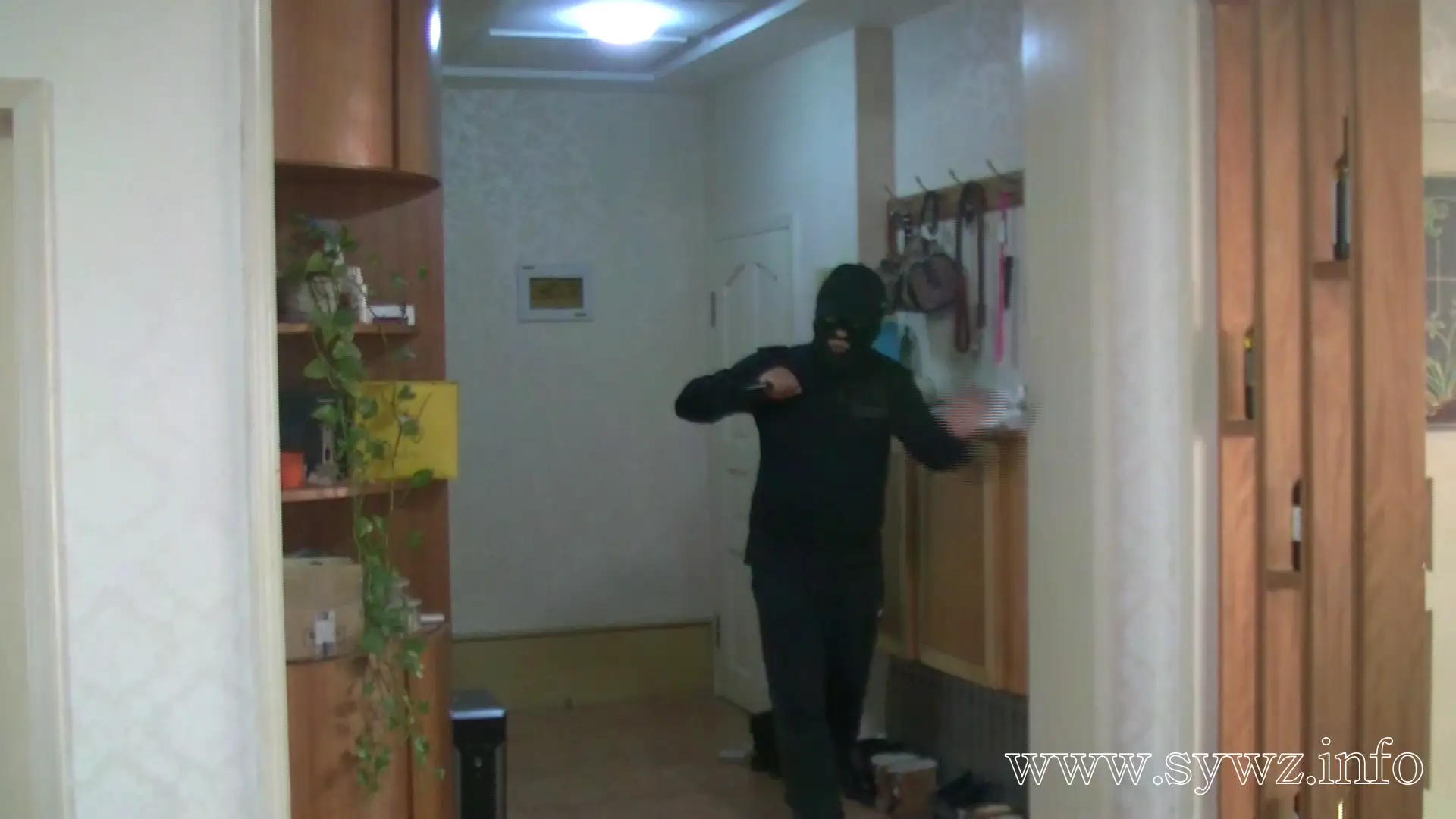 [老梦视觉]深夜执勤女警花上官突遭袭，神秘绑缚下美脚被细细把玩