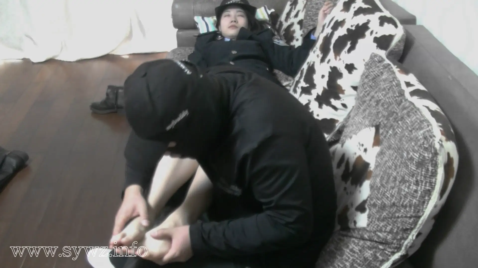 [老梦视觉]深夜出警女警花上官遭袭，施暴者竟将目标锁定她的修长美脚