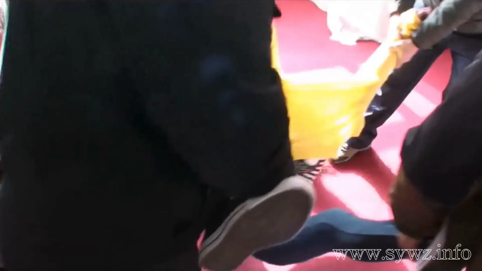 [老梦视觉]黑匡威高帮下的隐秘束缚：叛逆少女与专业绳结在暖黄暗室里碰撞出的致命张力