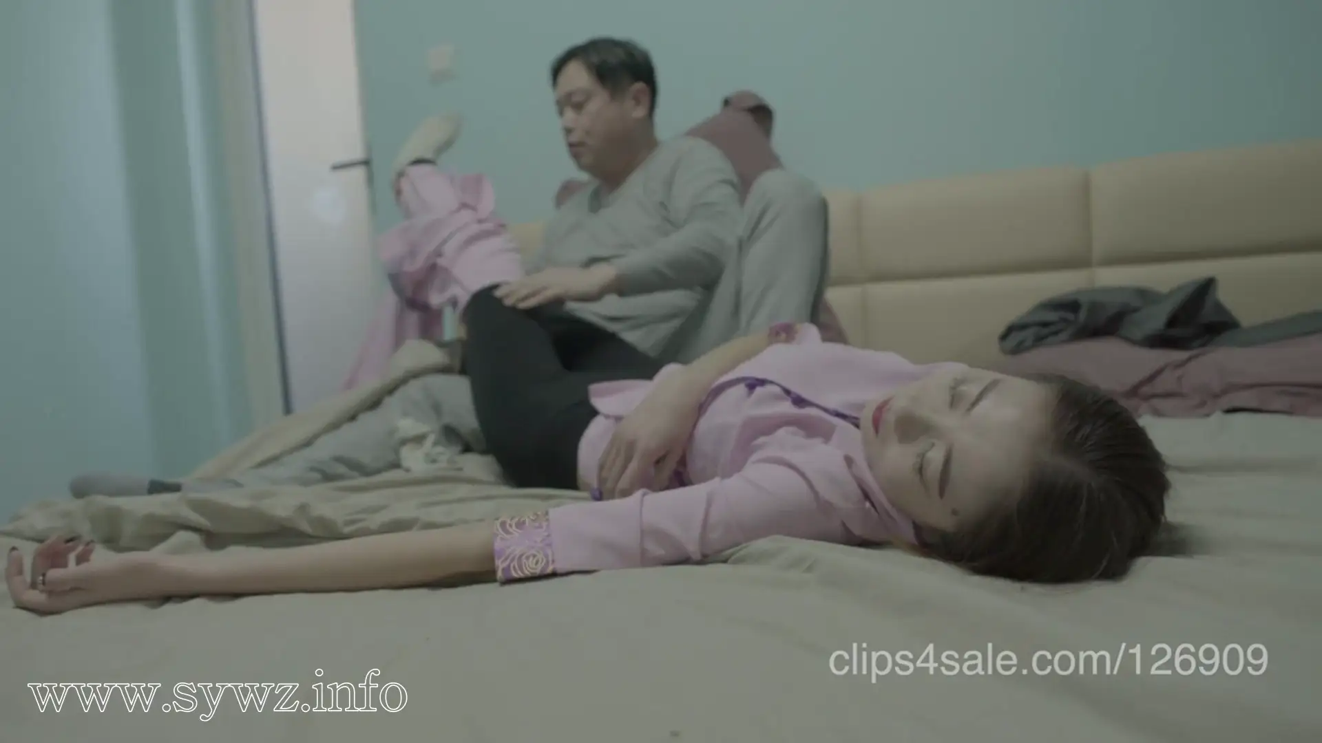 [老梦视觉]气质姑娘求职遇神秘邀约，误入暗室遭中年男迷晕，玉足受制引禁忌一幕