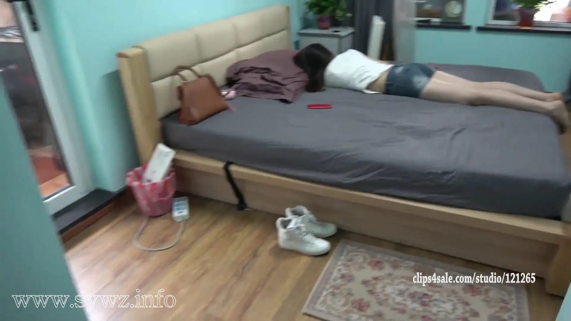 [老梦视觉]深夜暗室灯影摇曳，熟睡运动鞋女神的脏白袜嫩足，在静默中被悄然探索