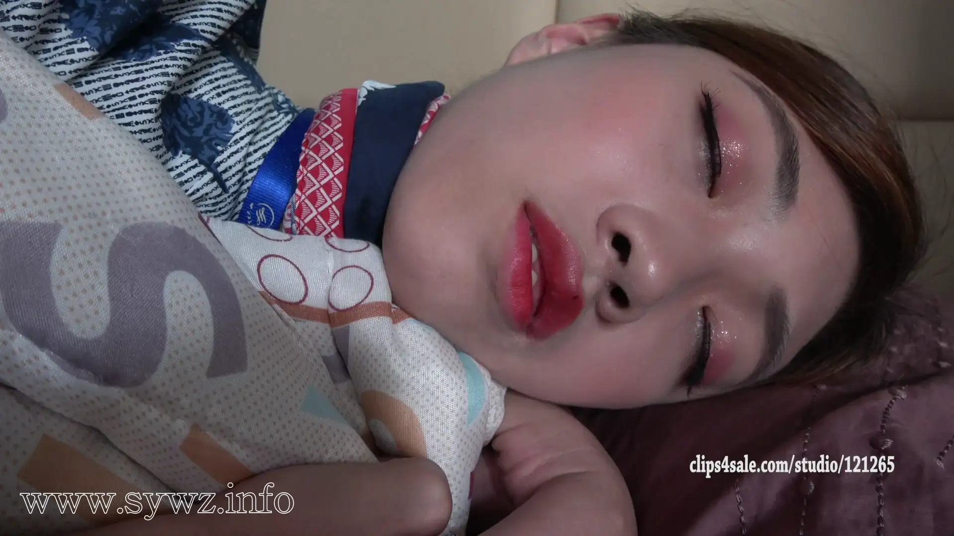 [老梦视觉]昏睡空姐被绳艺摆弄现场：翻白眼打呼噜间，丝袜美足成焦点