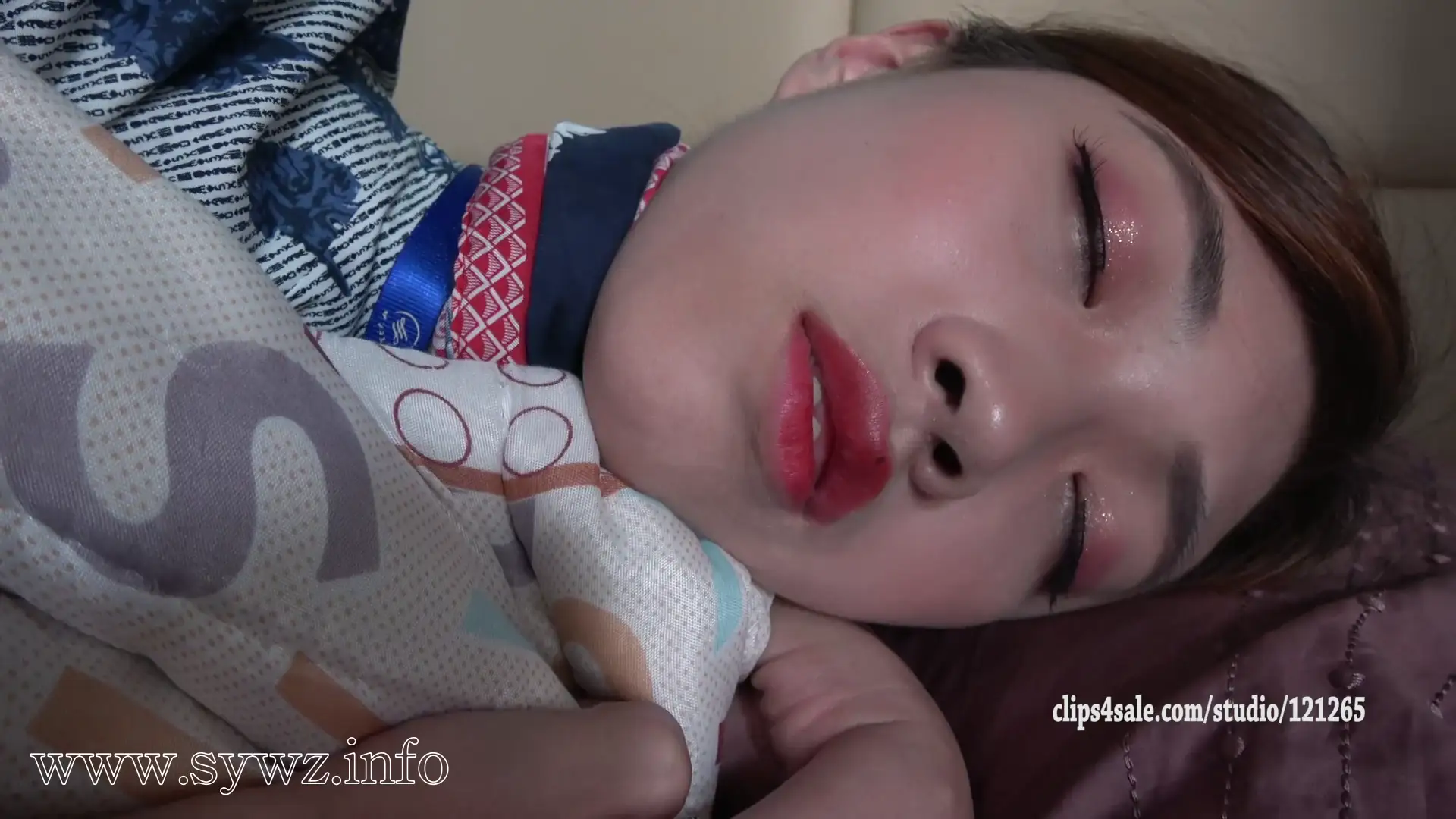 [老梦视觉]昏睡空姐被绳艺摆弄现场：翻白眼打呼噜间，丝袜美足成焦点