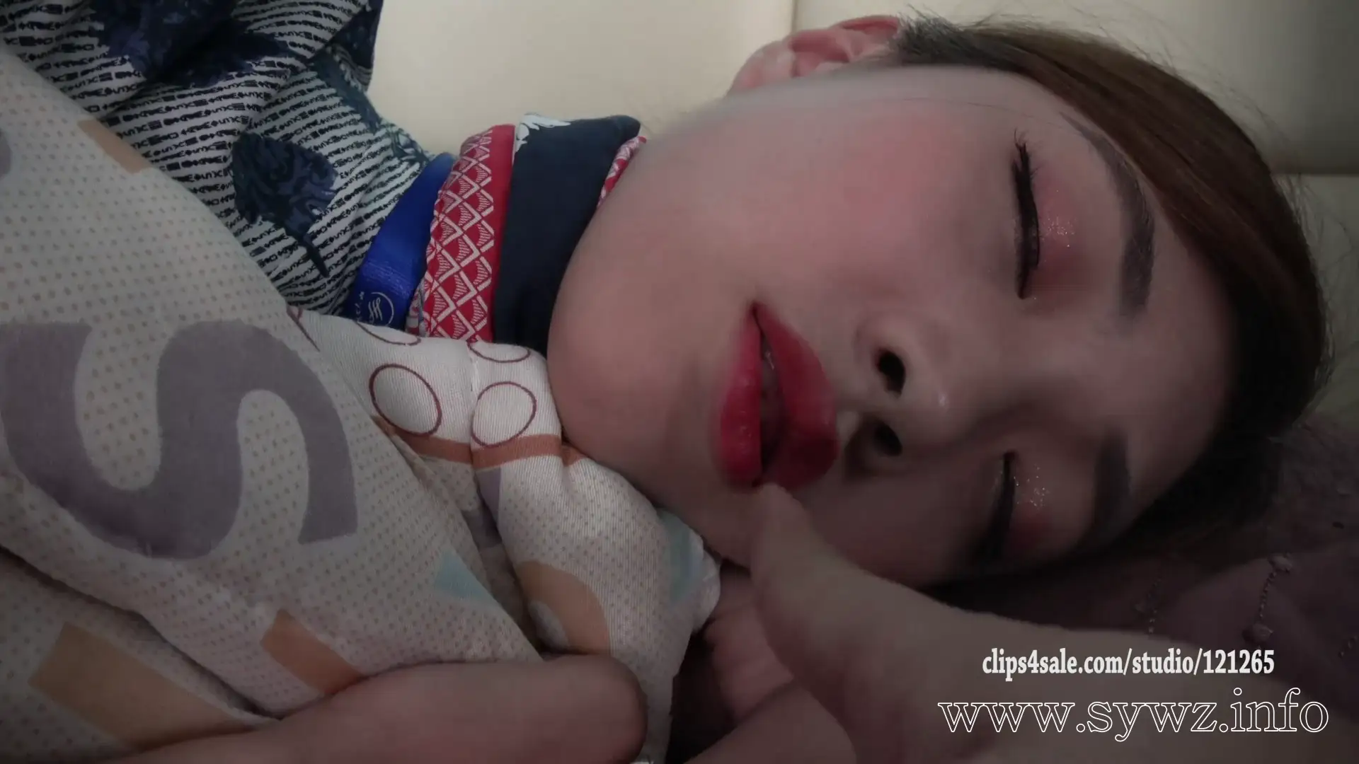 [老梦视觉]昏睡空姐被温柔摆弄时翻白眼打呼噜，绑缚过程中指尖轻挑丝袜美脚引遐想