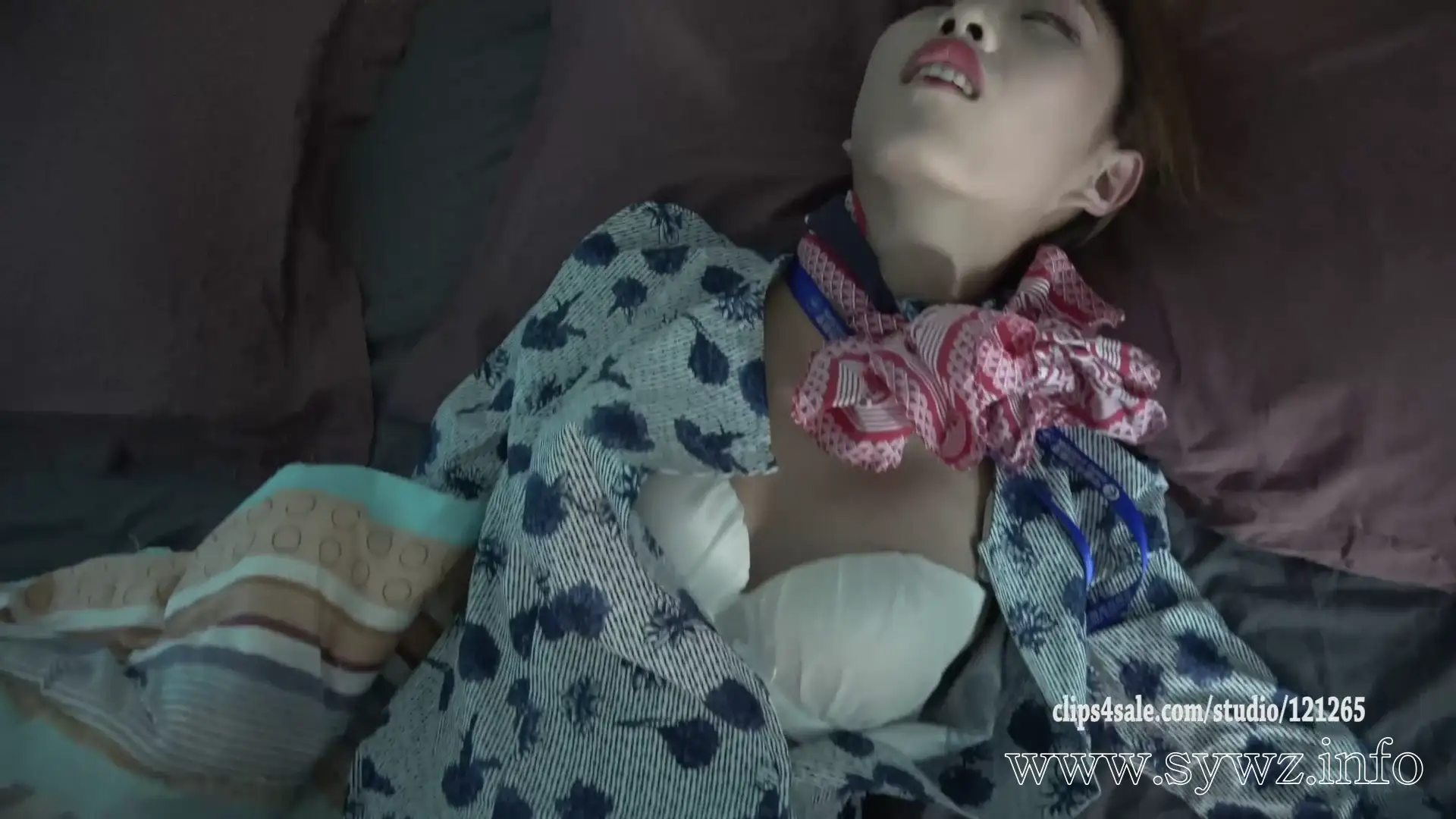 [老梦视觉]昏睡空姐被摆弄全程实录：翻白眼、打呼噜，丝袜玉足遭细致把玩