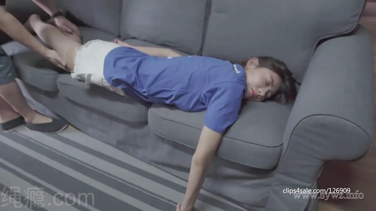 [老梦视觉]音乐教室深夜异响，总说\'弹错就惩罚\'的钢琴老师竟藏着绳艺秘密