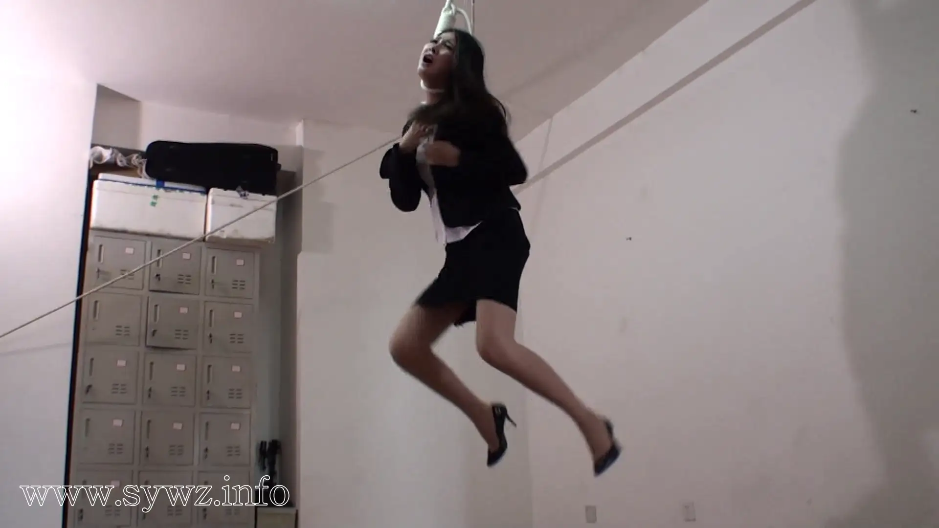 [老梦视觉]考场里的特殊监考：当教鞭换成绳结，这场‘考试’谁才是真正的主考官？