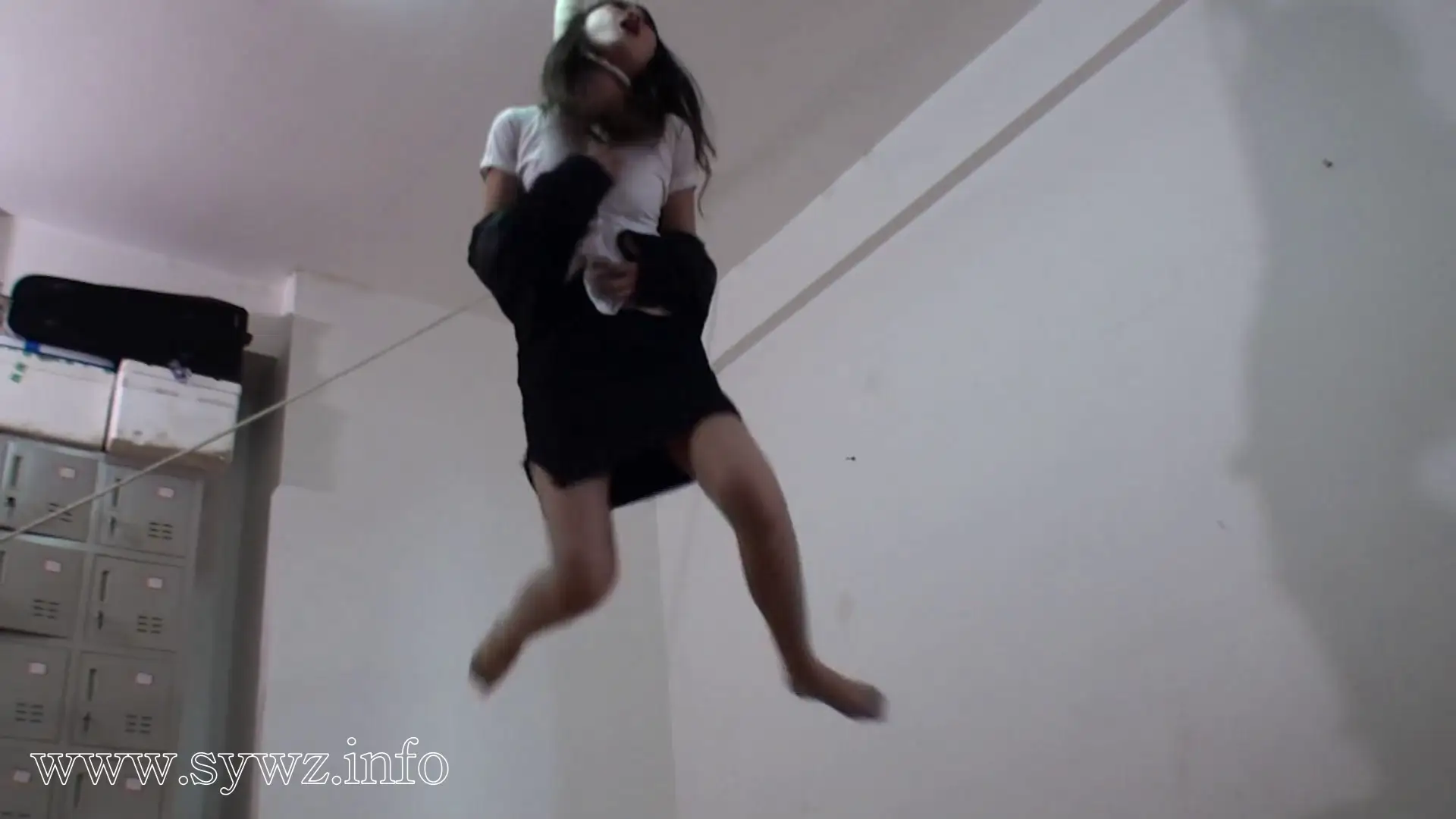 [老梦视觉]考场里的特殊监考：当教鞭换成绳结，这场‘考试’谁才是真正的主考官？