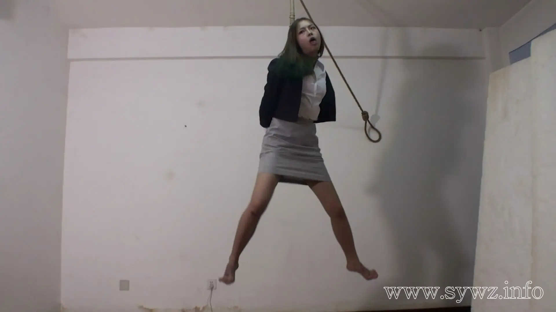 [老梦视觉]双生悬缚，当两人的呼吸与绳索的张力在半空中谱写出禁忌美学