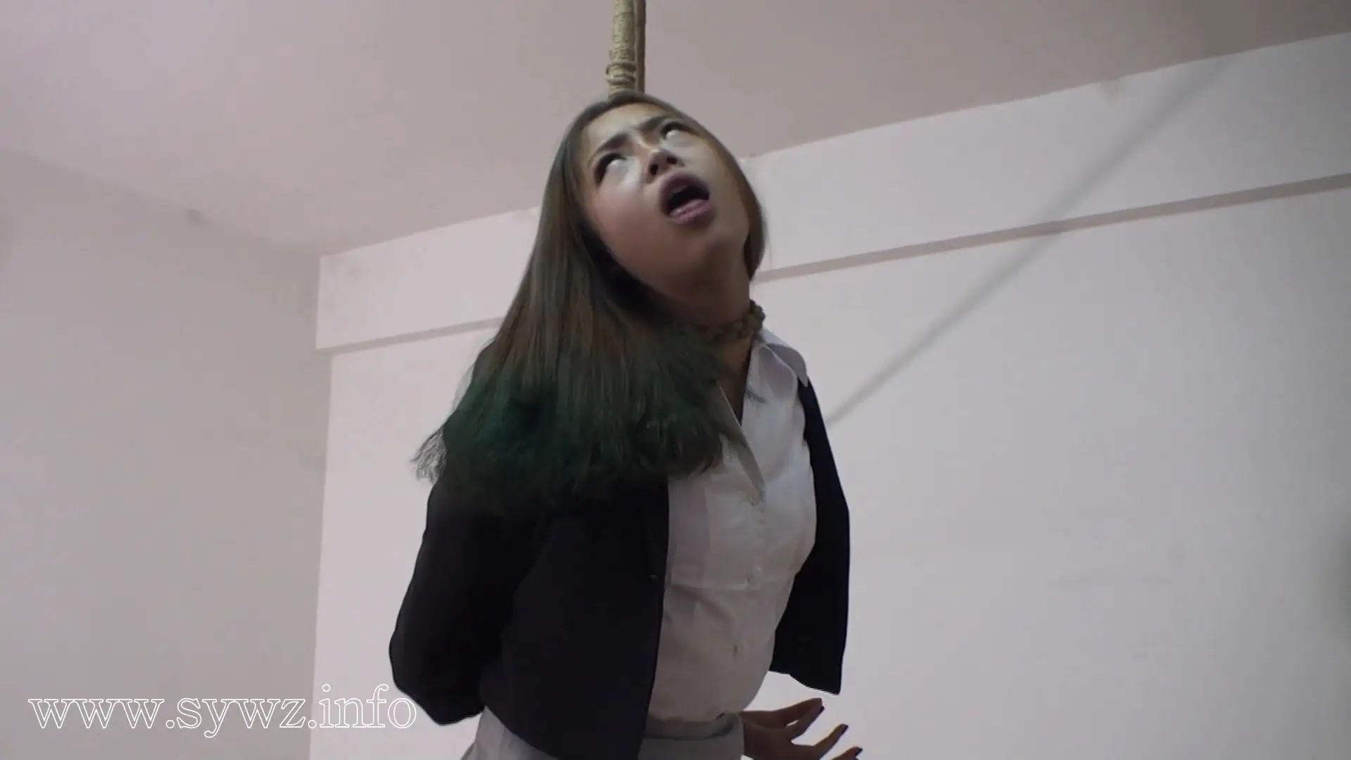 [老梦视觉]暗室悬丝：一场双人吊缚中的呼吸共颤，绳索交织的隐秘张力如何点燃欲望