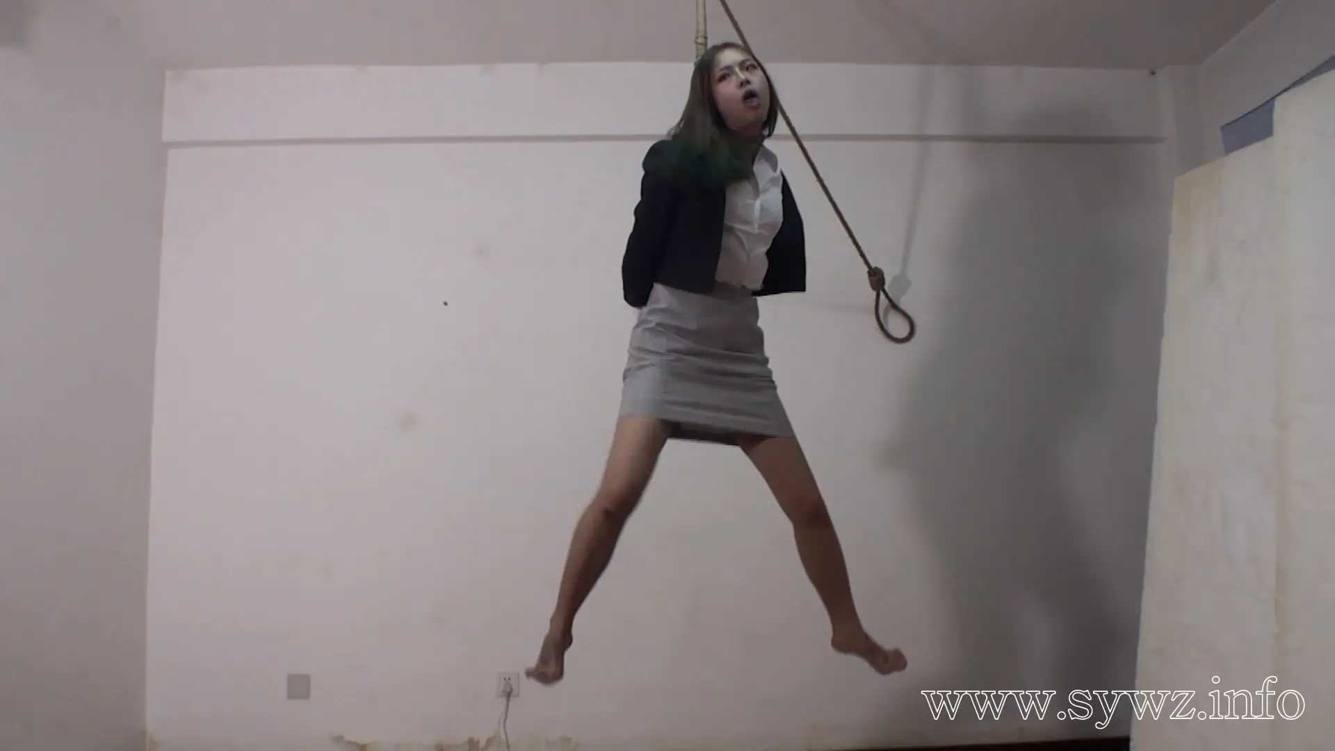 [老梦视觉]暗室悬丝：一场双人吊缚中的呼吸共颤，绳索交织的隐秘张力如何点燃欲望