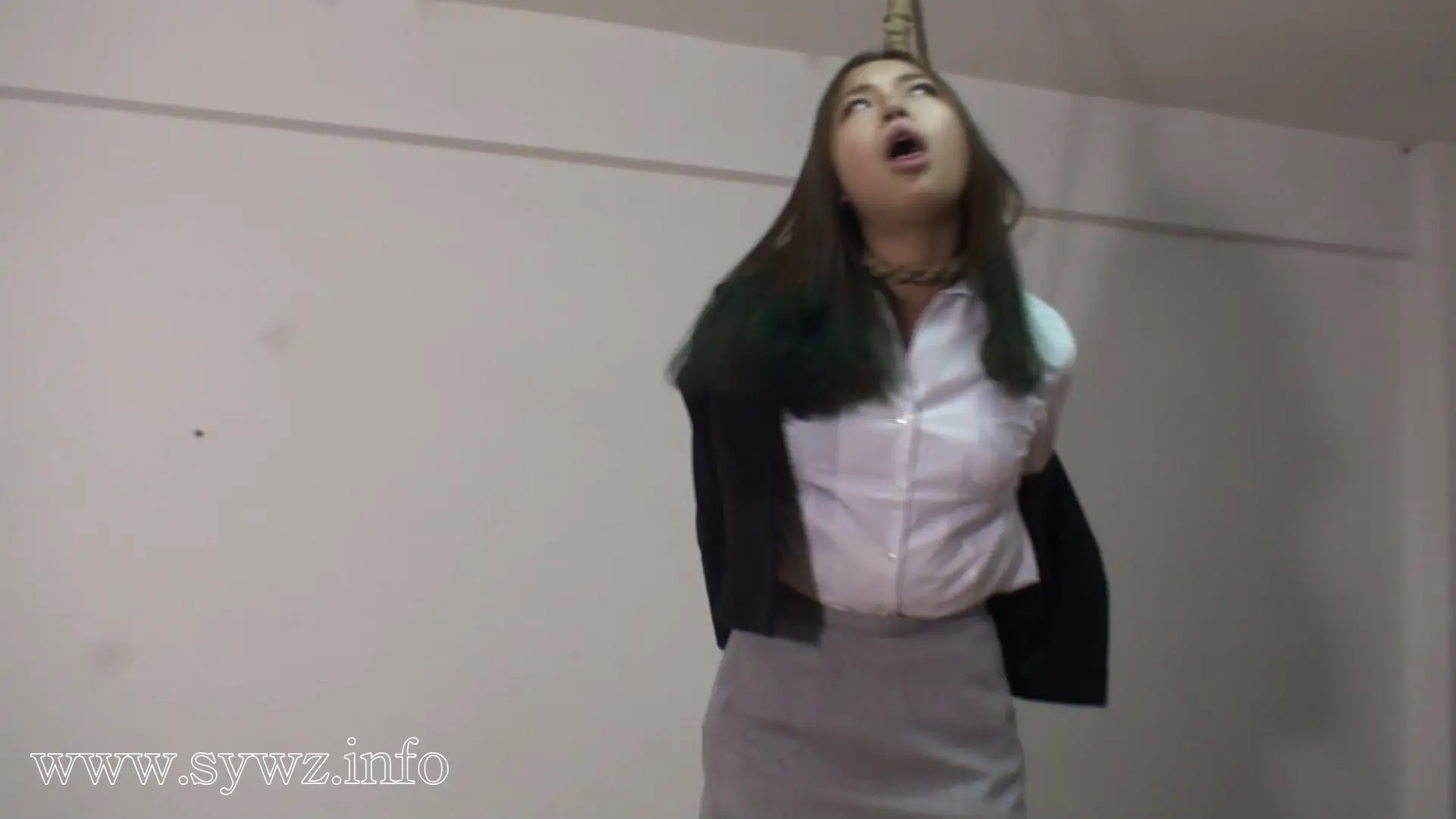 [老梦视觉]暗室悬丝：一场双人吊缚中的呼吸共颤，绳索交织的隐秘张力如何点燃欲望