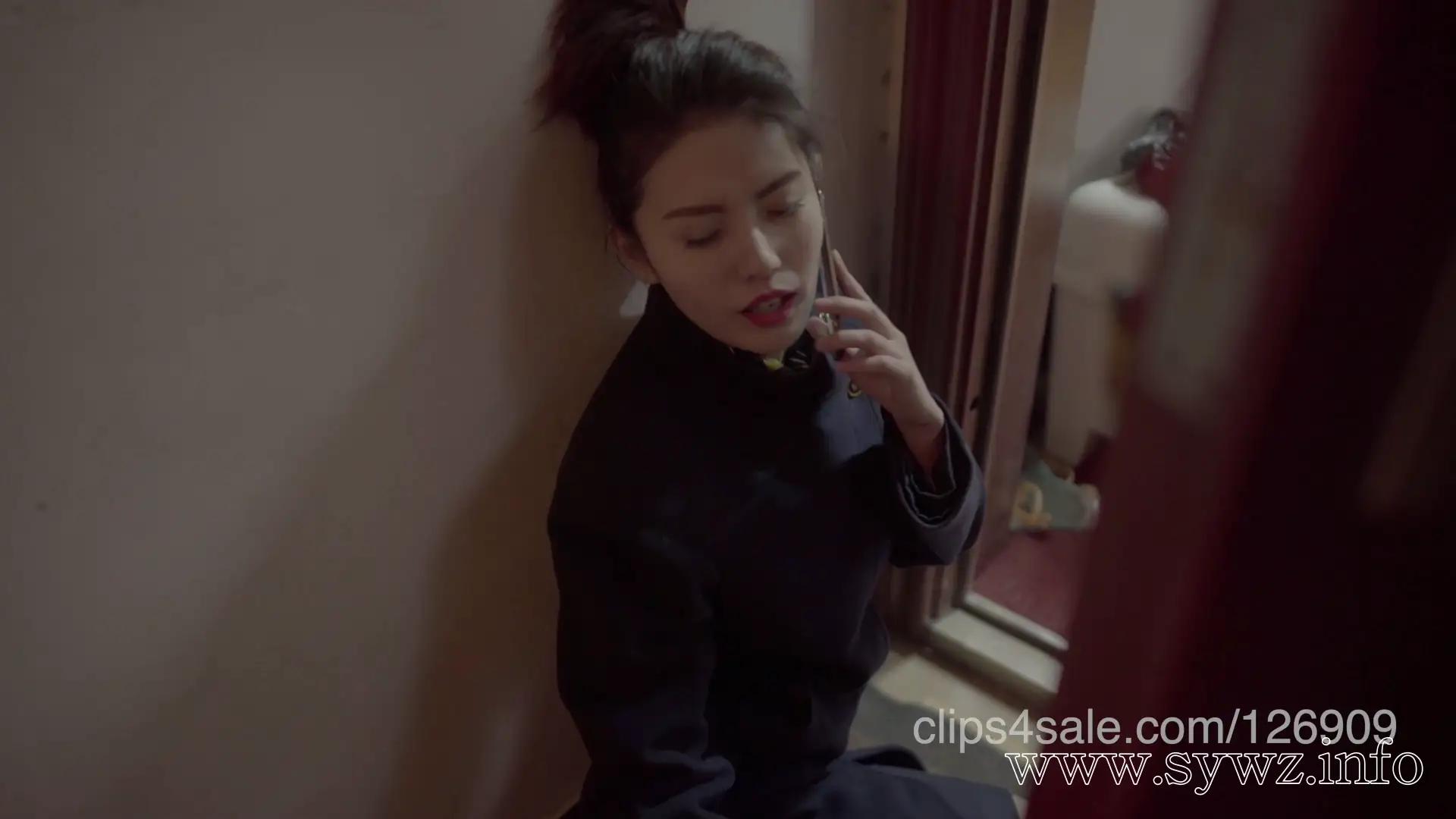 [老梦视觉]制服丝袜长腿美女遇舔脚迷晕，摆动间绳艺交织的隐秘情致