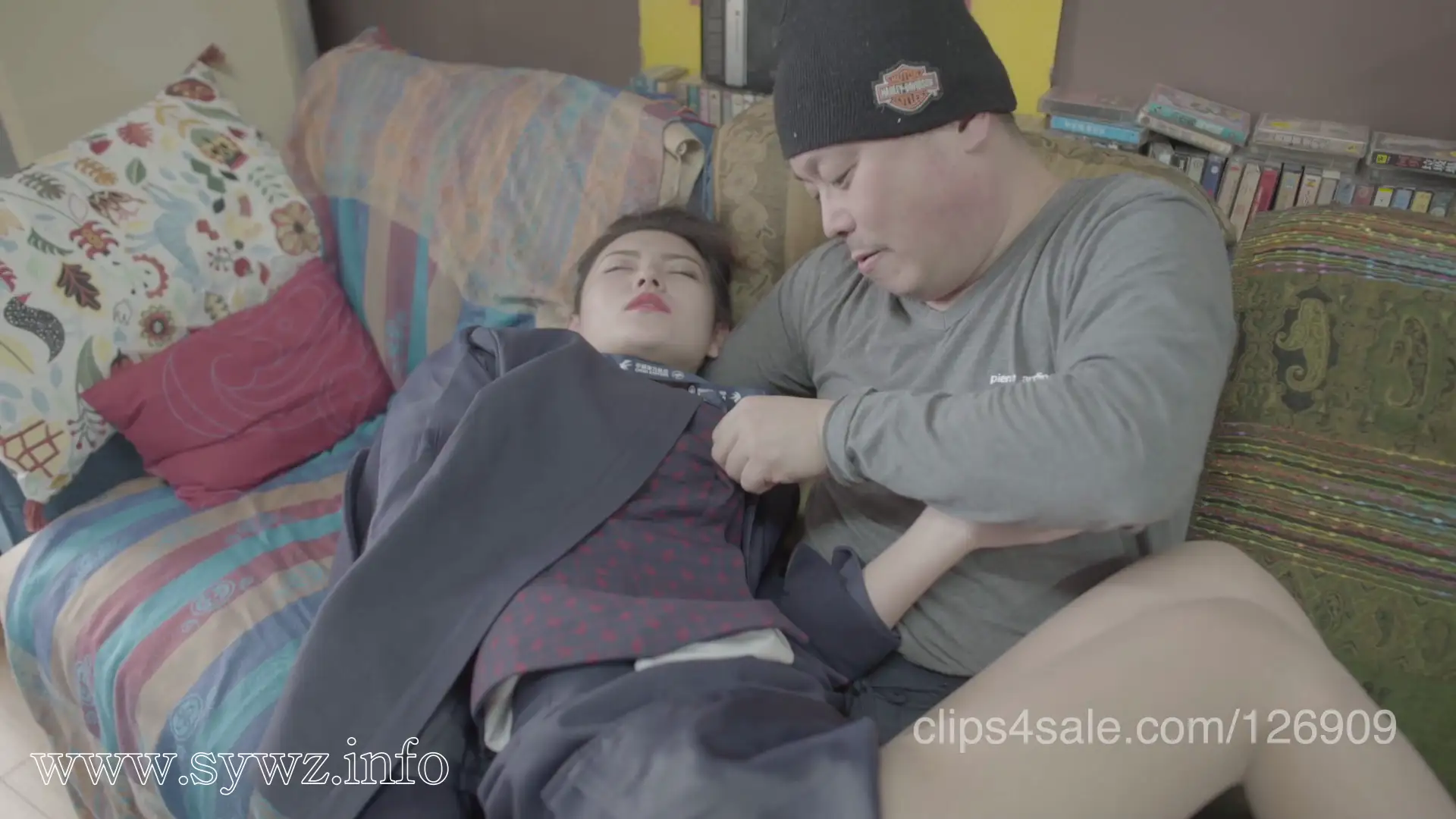 [老梦视觉]制服丝袜长腿美女遇舔脚迷晕，摆动间绳艺交织的隐秘情致