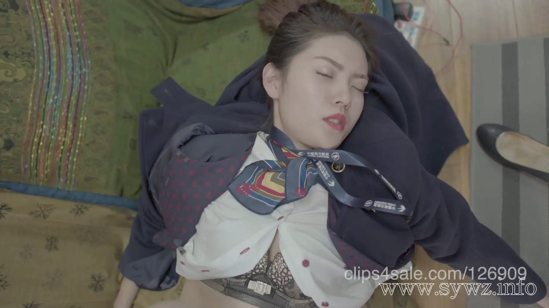 [老梦视觉]深夜工作室突发意外：制服丝袜长腿美女被舔脚迷晕，绳艺束缚下暗藏多少隐秘张力？