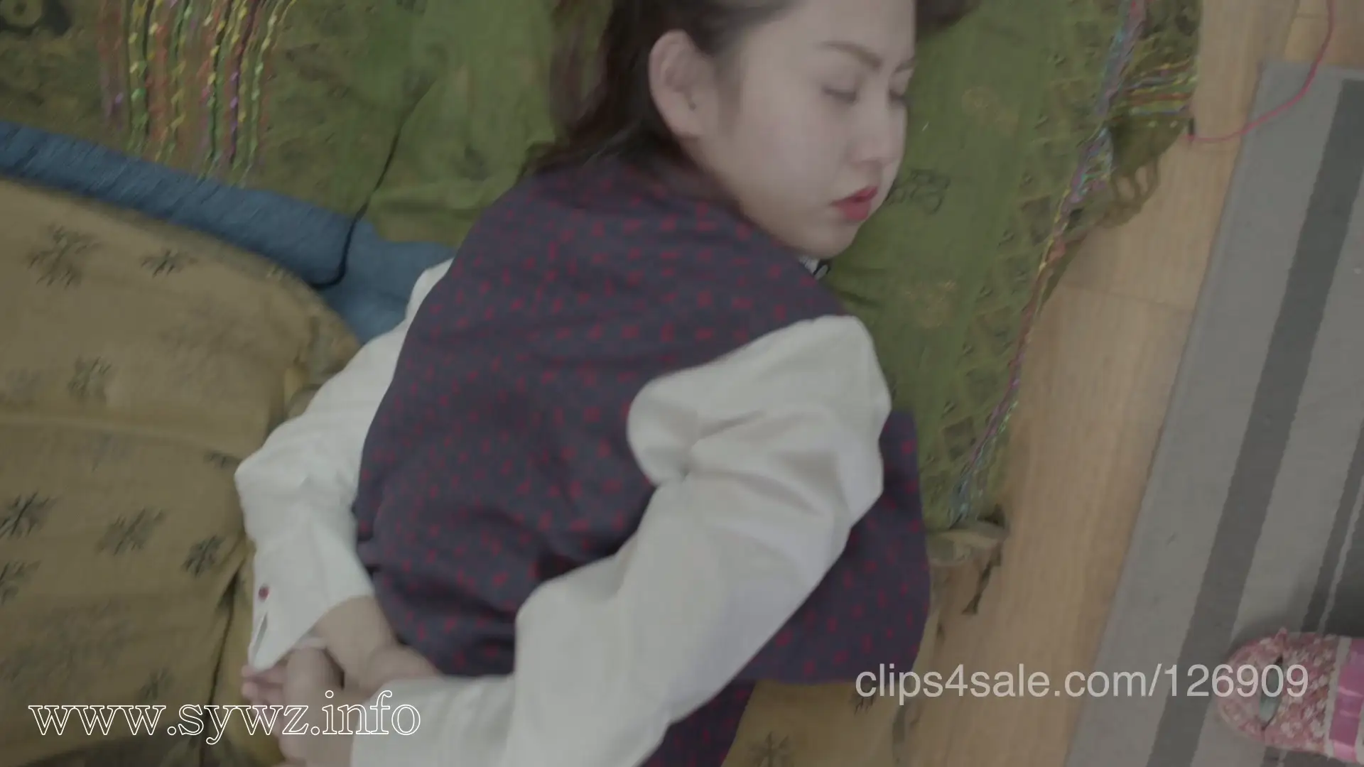 [老梦视觉]深夜工作室突发意外：制服丝袜长腿美女被舔脚迷晕，绳艺束缚下暗藏多少隐秘张力？